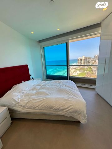 דירה, אלי לנדאו, הרצליה פיתוח, הרצליה