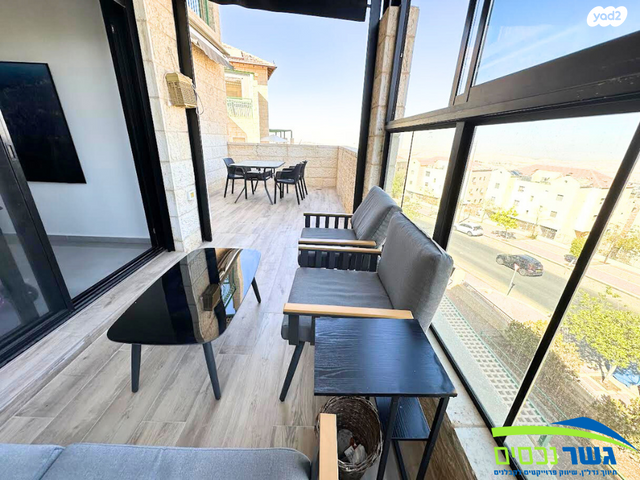 דירת גן, הצור, נופי סלע, מעלה אדומים