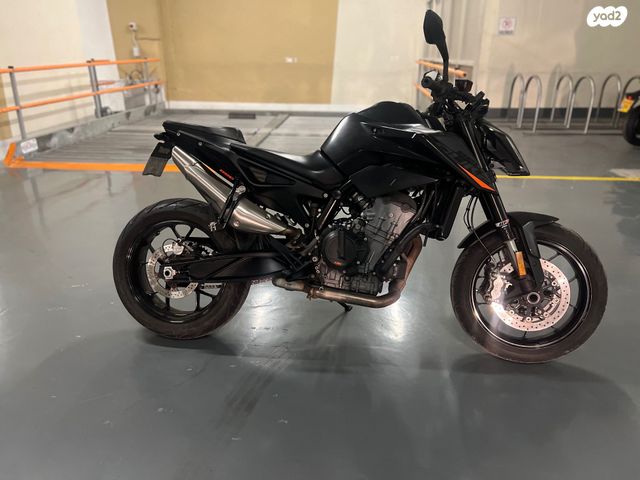 KTM Naked Duke 890
