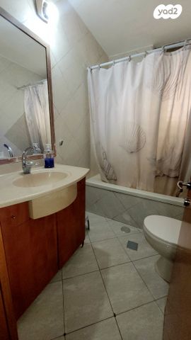 דירה, אורי צבי גרינברג, בן גוריון, חולון