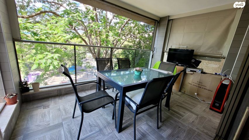 דירה, אורי צבי גרינברג, בן גוריון, חולון