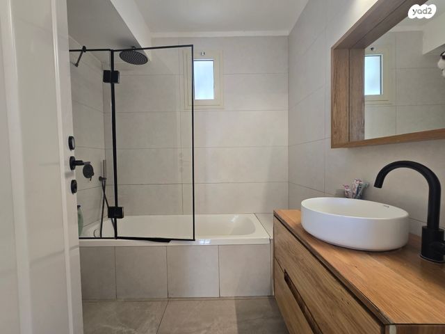 דירת גן, אבני החושן, אבני החושן, מעלה אדומים