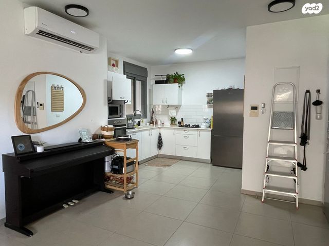 דירת גן, נרקיס, הפרחים, חריש