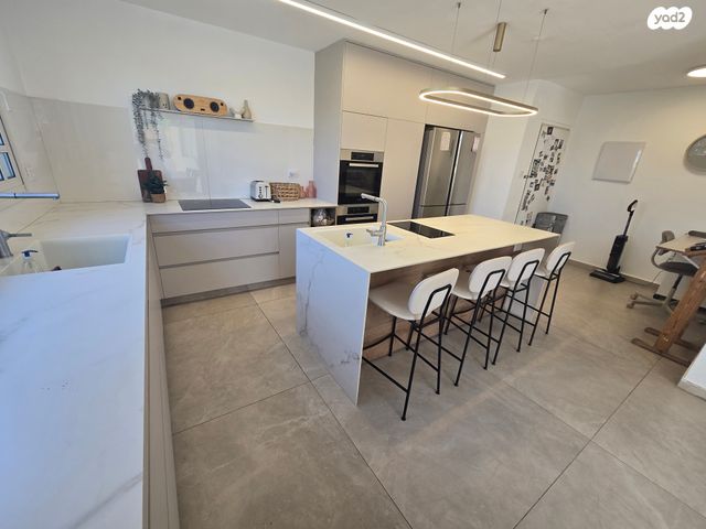 דירת גן, אבני החושן, אבני החושן, מעלה אדומים