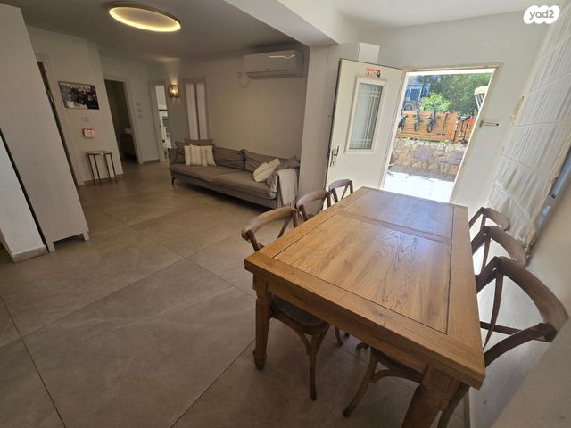 דירת גן, אבני החושן, אבני החושן, מעלה אדומים