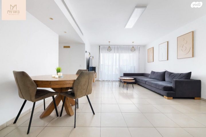 דירה, אהוד מנור, חתני פרס ישראל, באר יעקב