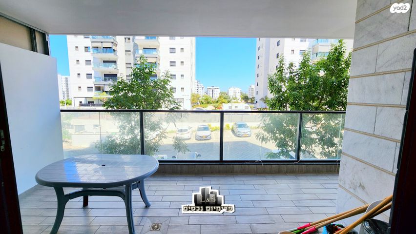 דירה, אריק שרון, נהריה