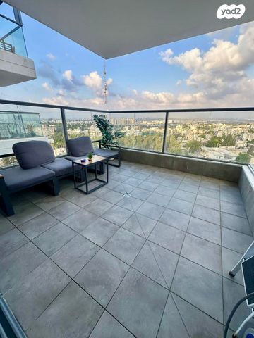 דירה, יגאל אלון, המרכז האזרחי, רמלה