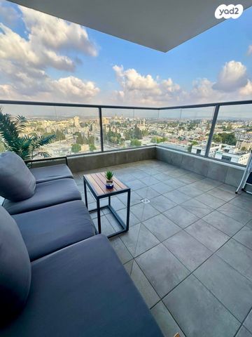 דירה, יגאל אלון, המרכז האזרחי, רמלה