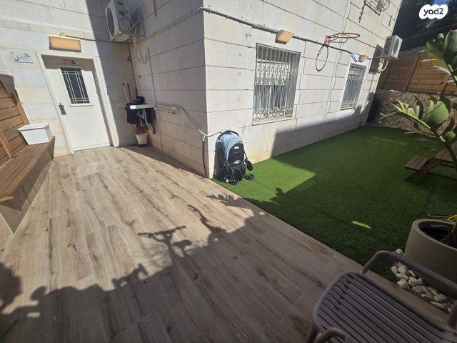 דירת גן, אבני החושן, אבני החושן, מעלה אדומים