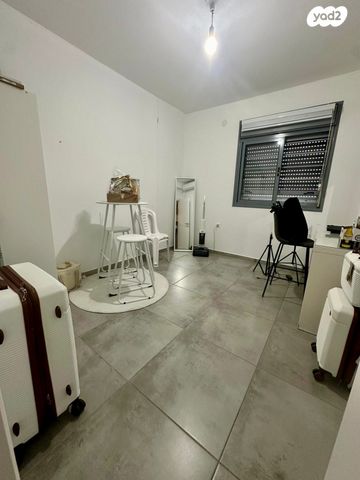 דירה, יגאל אלון, המרכז האזרחי, רמלה