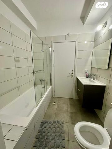 דירה, יגאל אלון, המרכז האזרחי, רמלה