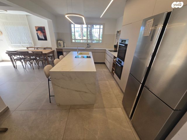 דירת גן, אבני החושן, אבני החושן, מעלה אדומים