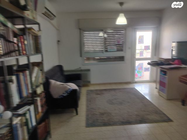 דירה, אלון שבות