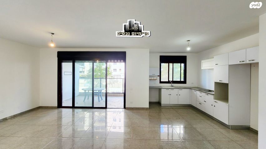 דירה, אריק שרון, נהריה