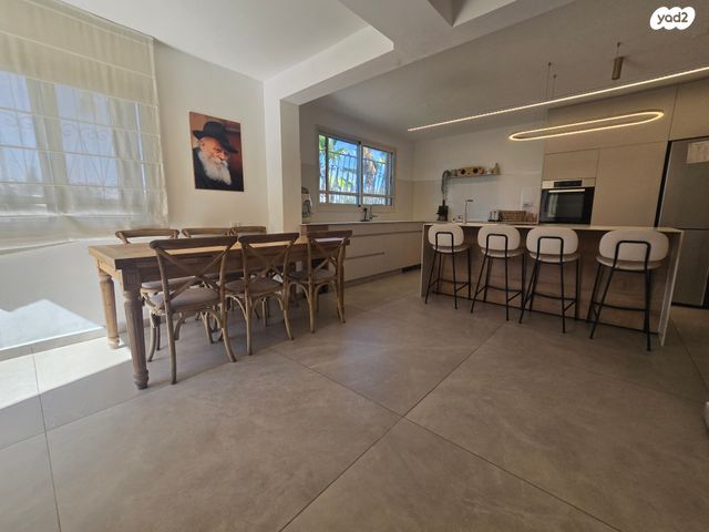 דירת גן, אבני החושן, אבני החושן, מעלה אדומים