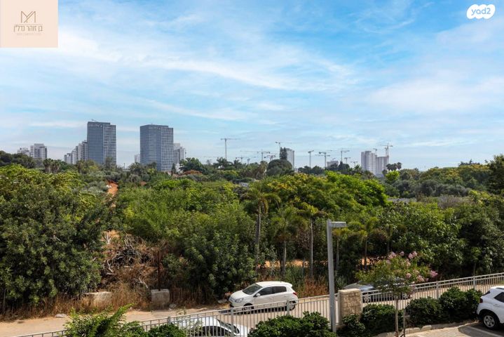 דירה, אהוד מנור, חתני פרס ישראל, באר יעקב