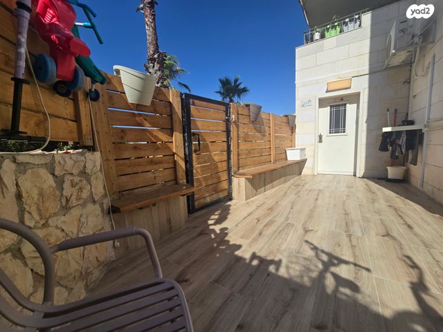 דירת גן, אבני החושן, אבני החושן, מעלה אדומים