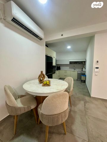 דירה, יגאל אלון, המרכז האזרחי, רמלה