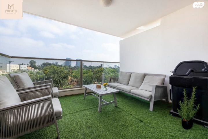 דירה, אהוד מנור, חתני פרס ישראל, באר יעקב