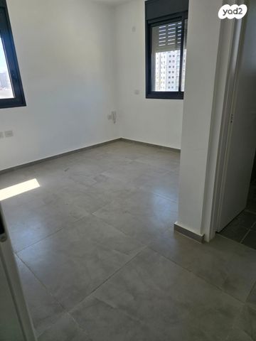 דירת גן, נרקיס, הפרחים, חריש