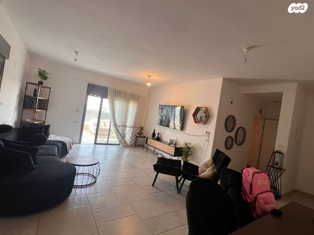 גג/ פנטהאוז, חורשת האקליפטוס, אדמית / יערית, שלומי