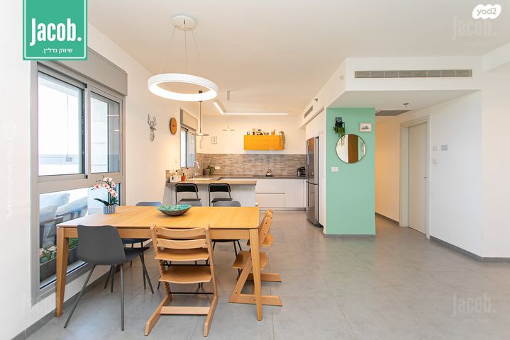 דירה, דולפין, גלי כרמל, טירת כרמל