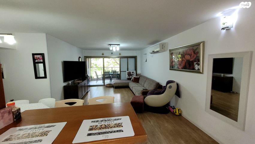 דירה, אורי צבי גרינברג, בן גוריון, חולון