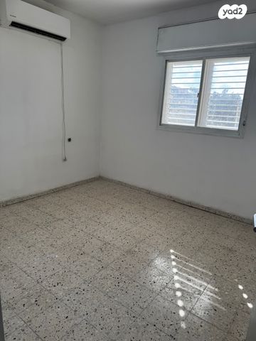 דירת גן, אבני חפץ