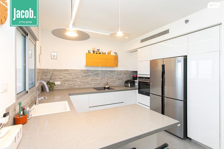 דירה, דולפין, גלי כרמל, טירת כרמל