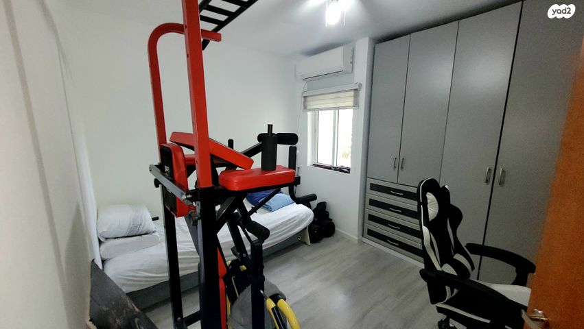 דירה, אורי צבי גרינברג, בן גוריון, חולון