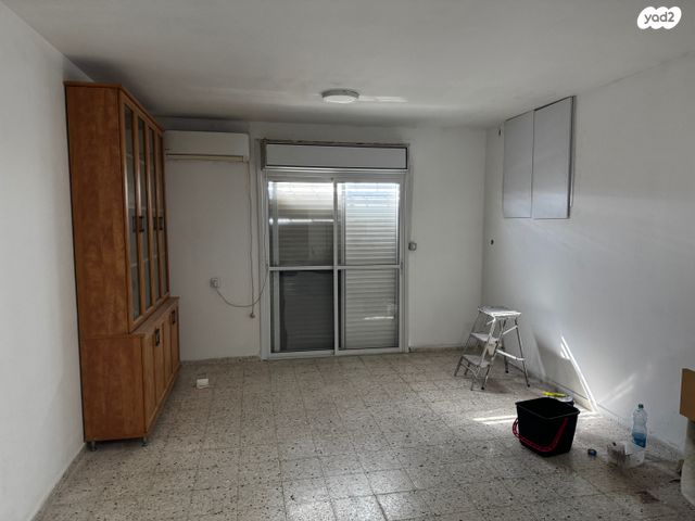 דירת גן, אבני חפץ