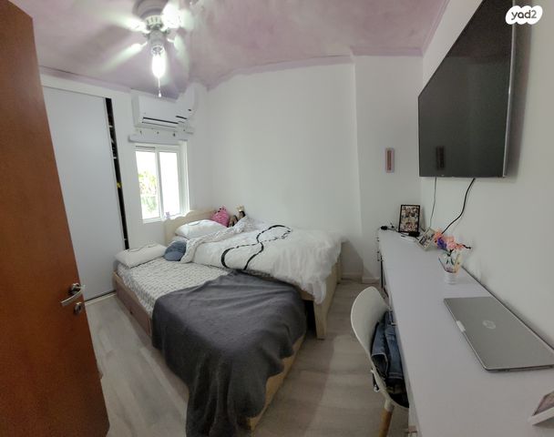 דירה, אורי צבי גרינברג, בן גוריון, חולון