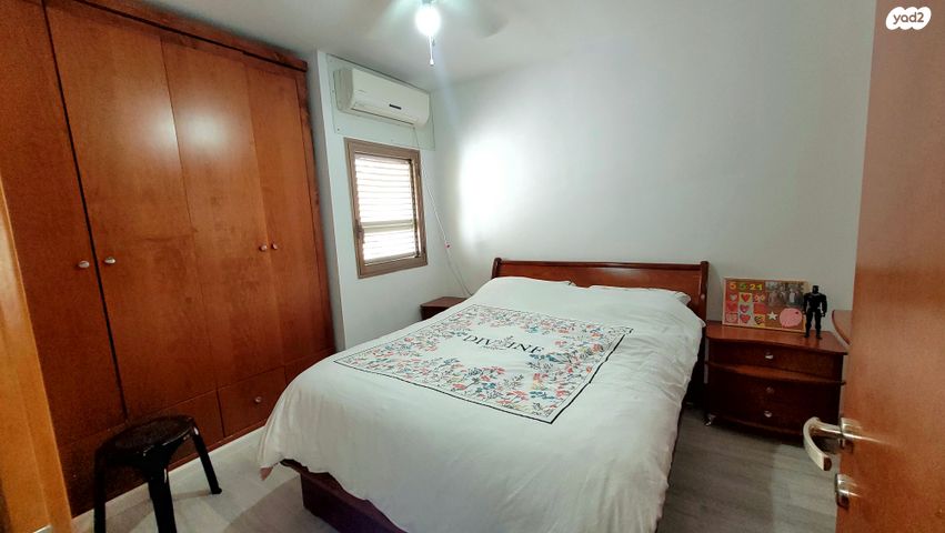 דירה, אורי צבי גרינברג, בן גוריון, חולון