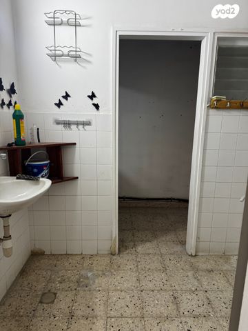 דירת גן, אבני חפץ