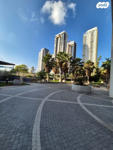 דירה, יוחנן הסנדלר, בת ים