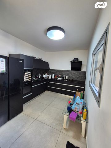 דירה, יוחנן הסנדלר, בת ים