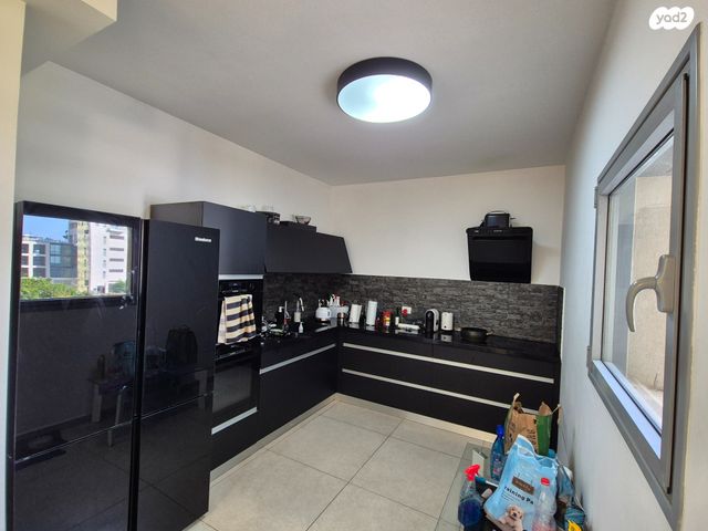 דירה, יוחנן הסנדלר, בת ים