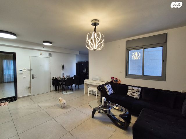 דירה, יוחנן הסנדלר, בת ים