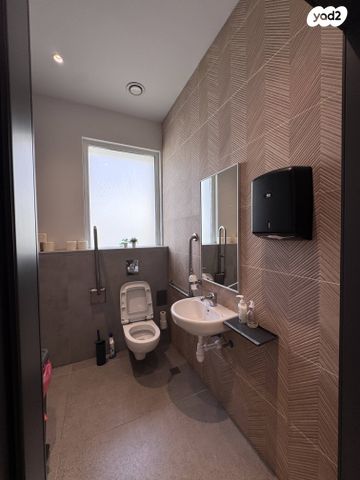 משרדים, קיסריה