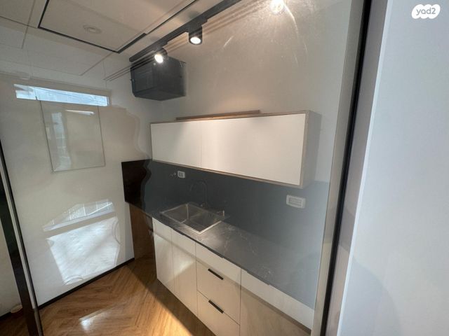 משרדים, דרך מנחם בגין 156, תל אביב יפו