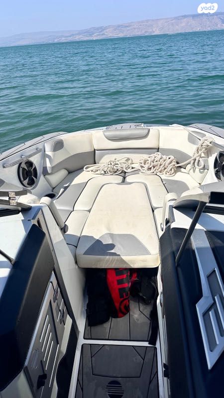 יאכטות - סירות מנוע