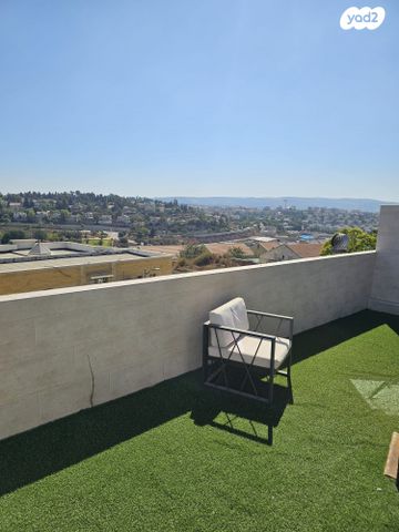 דו משפחתי, הר כתרון, הר כתרון, צור הדסה