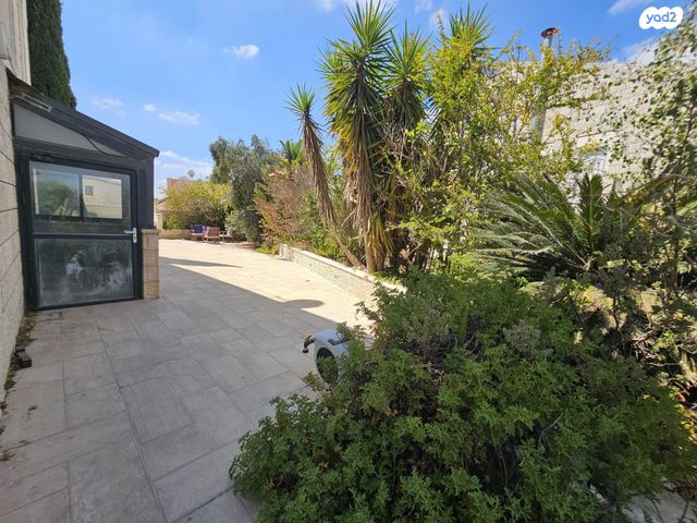 דו משפחתי, הר כתרון, הר כתרון, צור הדסה