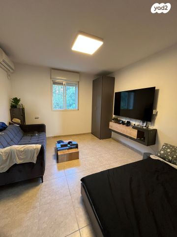 דופלקס, הדקל, צמח השדה, מעלה אדומים