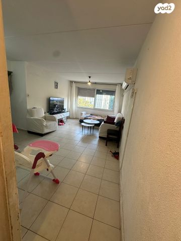 דירה, יהודה בורלא, צור שלום, קרית ביאליק