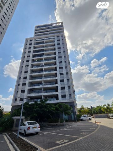 שולמית אלוני 13