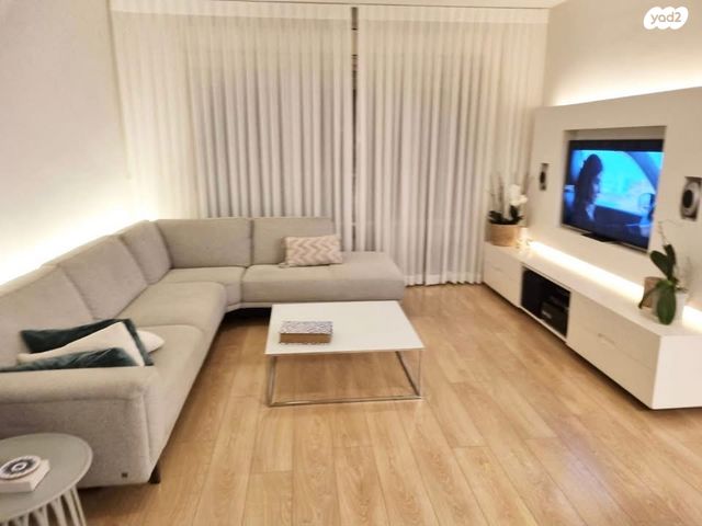 דירה, אלוף רחבעם זאבי, הדר המושבות החדשה / אם המושבות החדשה, פתח תקווה