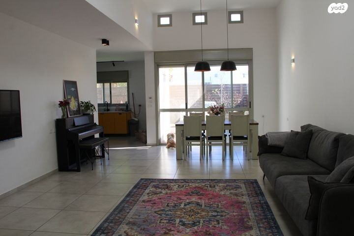 דו משפחתי, שקמה, לשם, עלי זהב