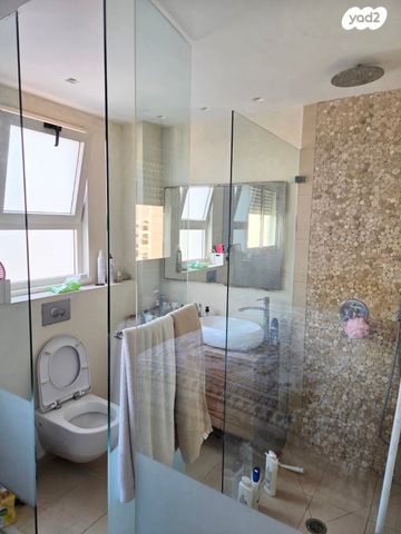 דירה, אלוף רחבעם זאבי, הדר המושבות החדשה / אם המושבות החדשה, פתח תקווה